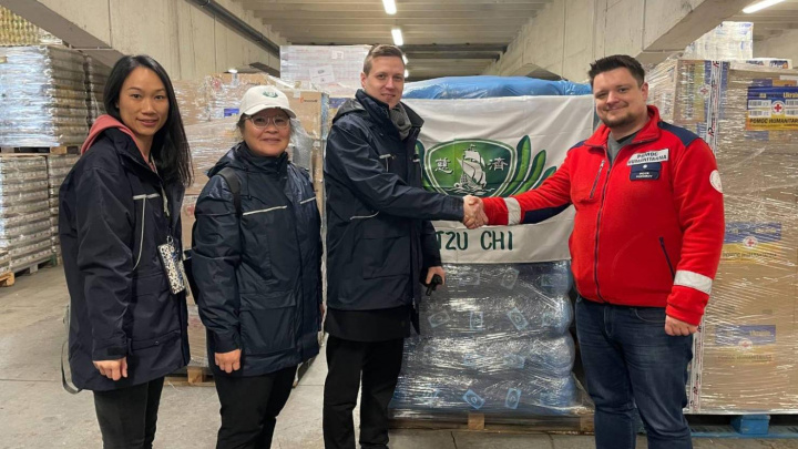 張淑兒(左一)與德國慈濟志工陳樹微師姊(左二)及張淑兒波蘭籍夫婿Łukasz Baranowski(右二)一起投入發放（圖為慈濟捐贈1500個睡袋給盧布林紅十字會｣）。