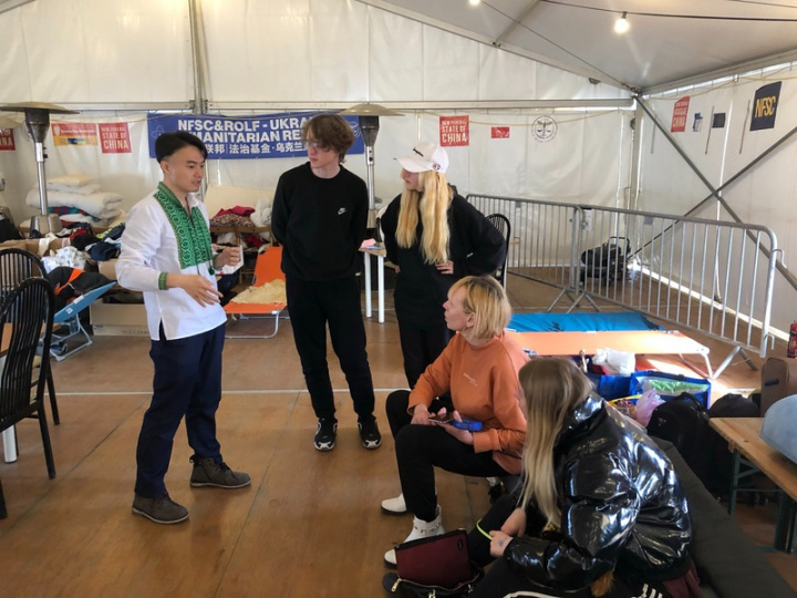 王楠穎亞洲面孔卻能說俄語和烏克蘭語，在難民中心經常協助翻譯，並因能說流利日文，曾受日本媒體採訪。（台灣赴波蘭擔任志工協助烏克蘭難民王芮緹提供）