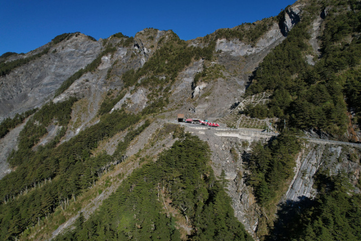南橫公路將於5月1日有條件全線通車，每週除二、四不開放通行，其餘5天均上午7時至下午2時開放通行，但大型遊覽車、貨車禁止進入。圖為南橫埡口路段。