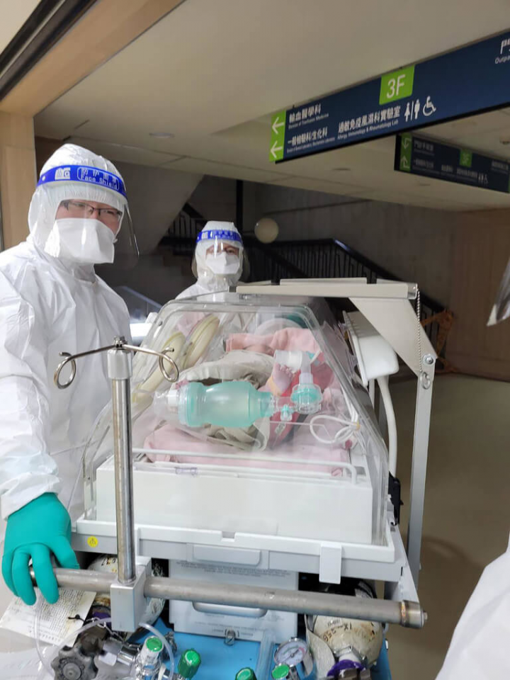 台中一名孕婦在懷孕39週時感染COVID-19（2019冠狀病毒疾病），經台中榮總安排住進負壓隔離病房密切觀察，9日藉剖腹產手術順利生產，母子均安，也讓照護團隊相當開心。（台中榮總提供）