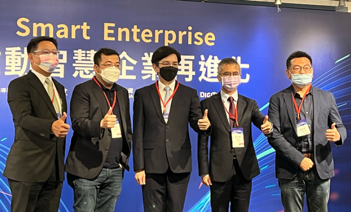 Google台灣董事總經理馬大康（中）27日出席台杉資本舉辦的「智慧企業」論壇表示，COVID-19（2019冠狀病毒疾病）疫情帶來新機會，Google內部持續調整人才庫，為產品找出對的市場。