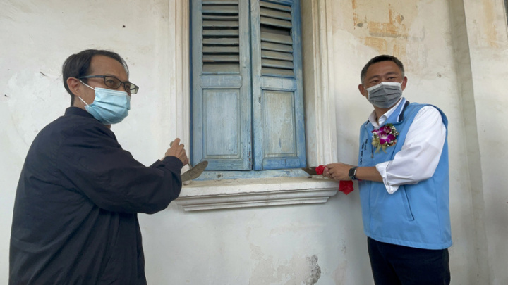 金門縣定古蹟董允耀洋樓修復工程13日開工動土，縣長楊鎮浯（右）和建築師黃毅誠（左）以傳統匠師開工式象徵修復正式展開。