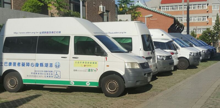 澎湖目前有21輛復康巴士，身障者使用頻率日增，111年的服務量將突破4萬人次，為身障者提供便捷完善服務。