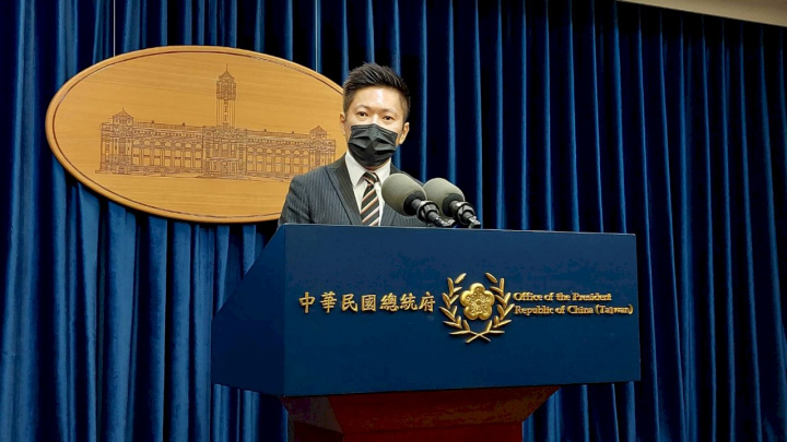 總統府發言人張惇涵8日表示，蔡英文總統日前與家人在官邸餐敘，由於其中一位家人確診，總統將在官邸隔離至14日，這段期間公開行程都取消。