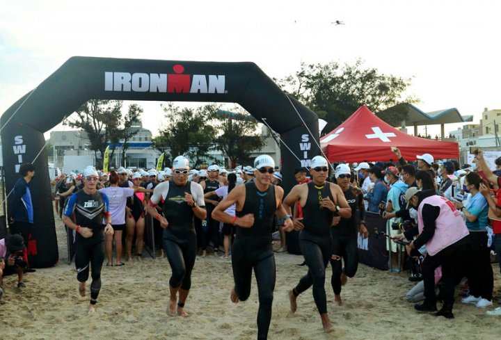 2022 IRONMAN Taiwan澎湖國際鐵人三項賽登場，國內外近500名選手10日清晨在和煦的晨曦中展開比賽。