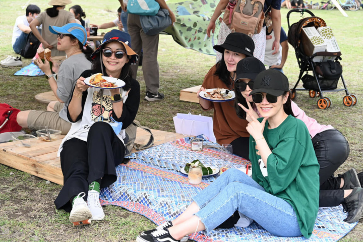 2022台東慢食節9日在台東縣成功鎮海濱公園登場，聚焦台東海岸飲食文化，吸引約5000人次到場體驗，開心享受美食飲品。（台東縣政府提供）