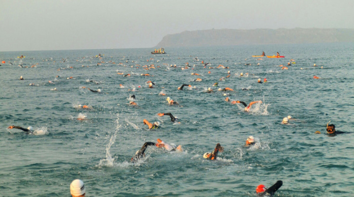 2022 IRONMAN Taiwan澎湖國際鐵人三項賽10日清晨展開，率先登場的3.8公里游泳，每次以5名選手間隔5秒時間，依序魚貫下水。