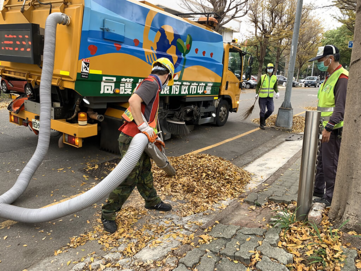 台中市環保局中西區清潔隊利用回收的PVC管改造成吸塵器，裝設於掃街車，「街道吸塵器」在吸除落葉同時完成打掃與裝袋，縮短工作時間。（台中市政府提供）