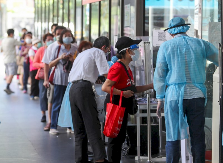 軍公教今年報稅有利多。圖為國稅局在疫情期間的臨櫃報稅服務。 (圖：中央社)