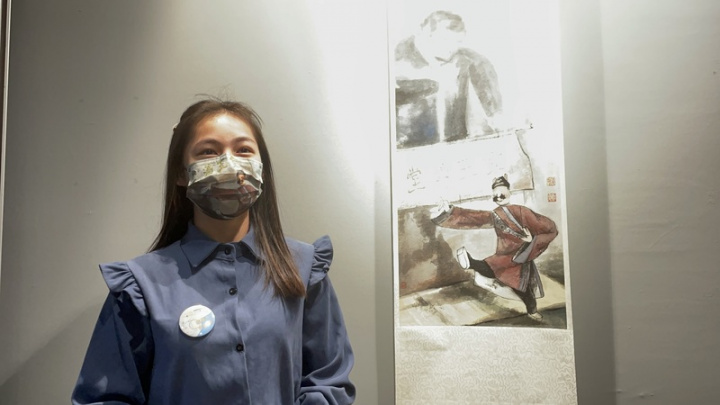 110學年度全國學生美術比賽優勝作品30日起在金門縣文化局展出，金寧中小學李挪亞在此次比賽以作品「生之歌」獲得佳作，她特別戴上以自己作品製作的口罩。