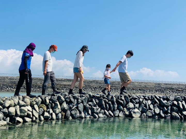 交通部觀光局澎湖國家風景區管理處推出「澎湖四季遊」中的夏季石滬季，主題式體驗遊程以吉貝嶼為主，可實地體驗吉貝傳統農漁業文化、社區導覽、特殊自然景觀與水域遊憩活動。（澎管處提供）