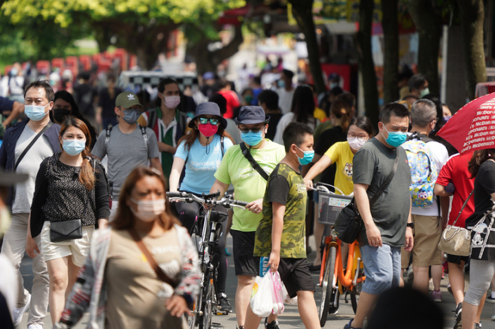 中央流行疫情指揮中心24日宣布，新增5092例COVID-19（2019冠狀病毒疾病）本土病例，再創歷史新高，中症新增10人、重症1人，無死亡案例；另境外移入新增80例。民眾24日午後戴好口罩，在新北市八里老街度過週末假日。