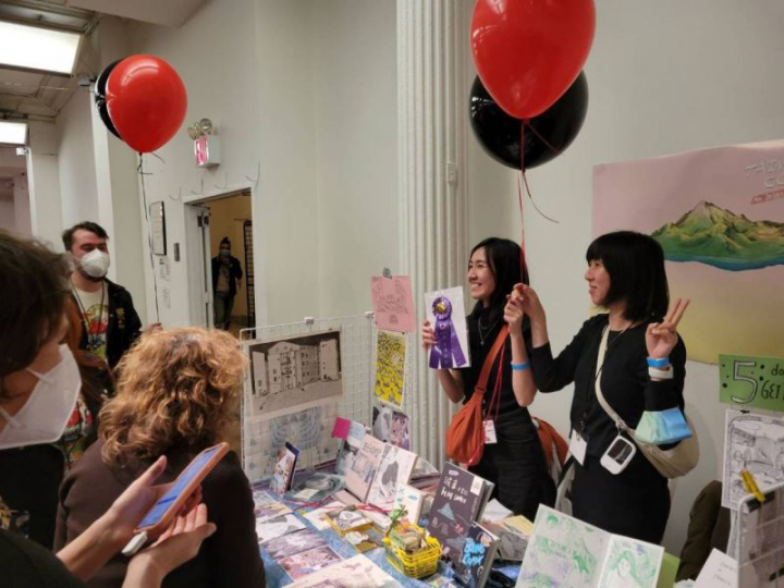 （右起）漫畫家房瑞儀及劉倩帆以共同創辦發行的《波音漫畫誌BO_ING COMIX》參加2022紐約漫畫及卡通博物館藝術節