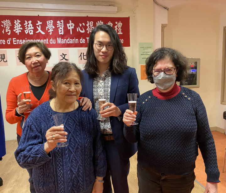 法國巴黎書硯藝術文化學校教師楊顥（中後）說，許多學生是因為對正體中文或台灣文化有興趣，特別選擇書硯學校就讀。學生蜜雪兒（右）說非常喜歡台灣文化，且覺得正體中文更有意義與美感。