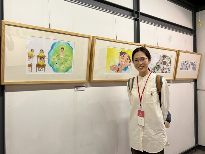 第34屆信誼幼兒文學獎16日揭曉，李慢以自己兒子為原型創作「掉了」，獲得圖畫書佳作。