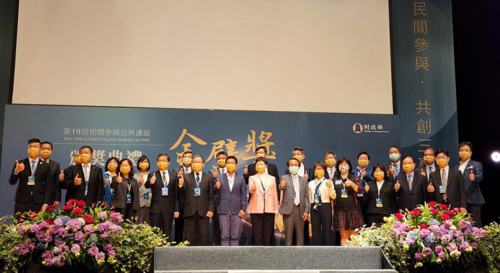 第19屆金擘獎頒獎典禮首移師高雄，7日下午在高雄展覽館舉行。這屆有包括民間團隊獎12件、政府團隊獎9件獲獎。行政院秘書長李孟諺（前左4）及財政部長蘇建榮（前左5）等人與得獎團隊大合照。