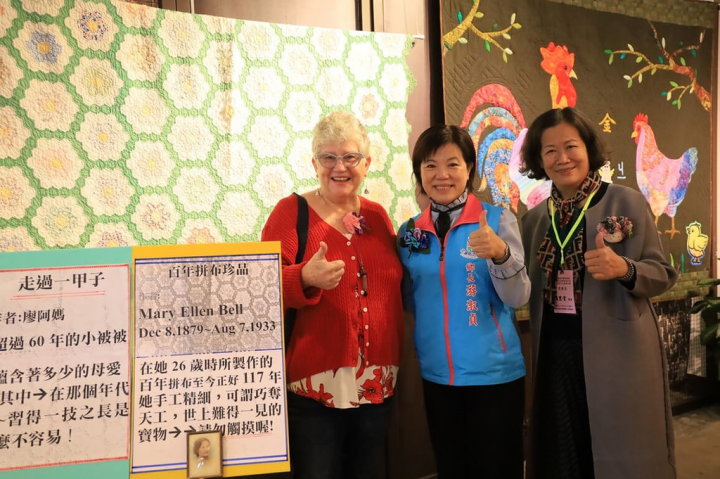 花蓮縣拼布藝術協會「布藝針情、縫畫吉安」會員聯展，即日起至5月1日在吉安鄉好客藝術村展出，協會理事長潘旦雲（右起）、吉安鄉長游淑貞與提供傳家寶來參展的美籍婦人Lynn Opitz-Hsiao合影。（吉安鄉公所提供）
