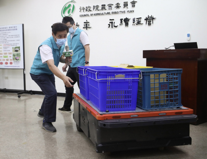 農委會13日下午在台北舉辦記者會，推廣由農委會高雄區農業改良場與企業合作研發的「電動智能跟隨農地搬運機」，並現場展示搬運機自動跟隨的性能。