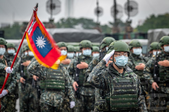 進訓部隊整齊劃一，展現高昂鬥志。（陸軍通信電子資訊訓練中心提供）