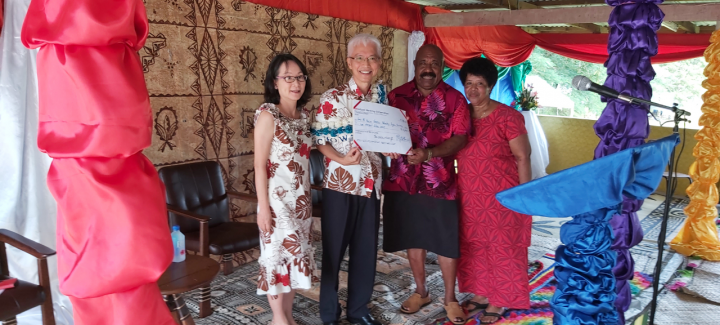 駐斐濟代表周進發夫婦代表捐贈1萬斐幣協助 斐濟「全國國際基督徒教會」整修活動