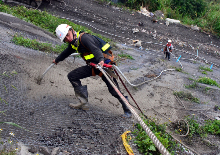 南橫公路經過漫長的修復工程，除了艱困的路基重建外，還有一群冒險的無名英雄「蜘蛛人」，這群「蜘蛛人」靠著繩索垂懸在深不見底的陡峭山壁上，主要工作是穩定道路上下邊坡、灌漿、復育植被，避免邊坡落石、坍方。