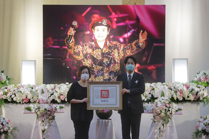 賴清德副總統今（15）日上午出席歌壇耆宿文夏先生告別禮拜，代表蔡總統頒贈褒揚令，由文夏先生長女王文姬女士代表接受，表彰其對臺灣傳統歌謠及音樂文化發展的貢獻