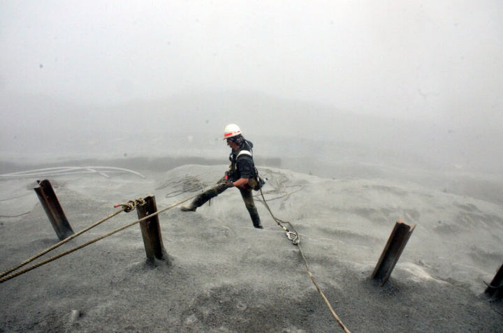 南橫公路經過漫長的修復工程，除了艱困的路基重建外，還有一群冒險的無名英雄「蜘蛛人」，有夫妻檔、父子檔還有兄弟檔。這群不會吐絲的「蜘蛛人」，命繫2條繩索，懸掛在雲霧中，搏命給大家一條安全回家的路。