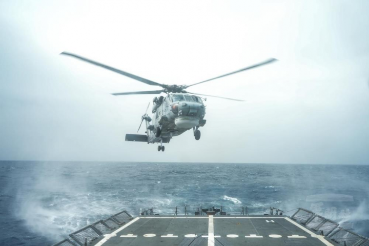 S-70C反潛直升機起落艦操演。（取自中華民國海軍臉書粉專）