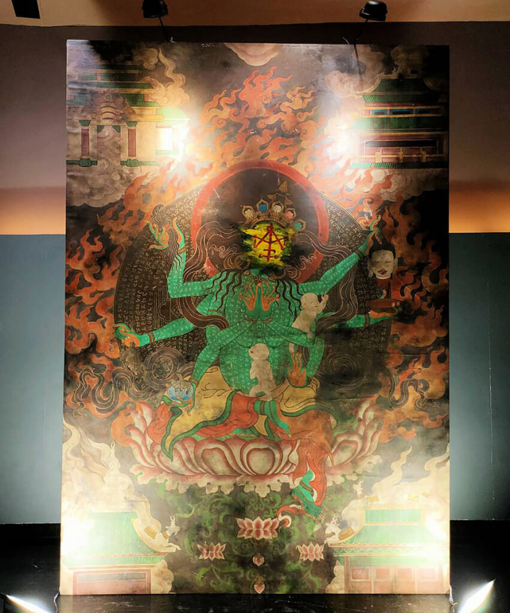 電影「咒」票房突破1.5億大關，劇組團隊特別邀請專門修復廟宇及佛像的專家方駿閔繪製大黑佛母畫作，長、寬分別為3公尺、2.1公尺，將在高雄大遠百威秀影城展示至5月中旬。（牽猴子提供）