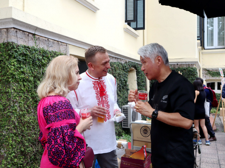 駐越南代表處23日參加由捷克與烏克蘭駐越南大使館舉辦的慈善活動。烏克蘭駐越南大使格曼（中）帶著妻子到台灣攤位與駐越南代表石瑞琦（右）寒暄。