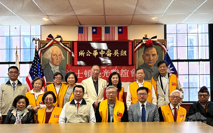 退輔會華府組長倪邦臣(前左三)，秘書程國峰 (後左一)到訪，波士頓榮光會理事長袁建業(前中)等人歡迎。前排左起，池元真，張韻蘭，倪邦臣， 袁建業，波士頓文教中心主任潘昭榮，薛劍童，池元山，後排左起，程國峰，王競芳，蔣碧如，江文玲，石家孝，蘇麗萍，鄭增壽，張偉林(周菊子攝)