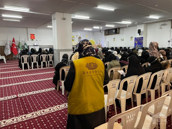 地下室有志工在協助關懷戶進入會場，等候領取補助金