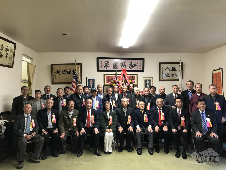 貴賓與19個僑團代表合照