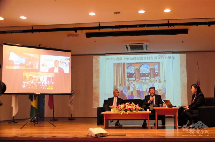 兩位主講者廖世秉副理事長（左）、六家族第二代王明惠醫生（右）