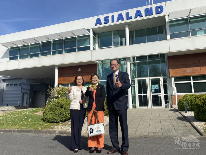 僑務委員會副委員長徐佳青（中）參訪法國僑臺商企業Asialand公司，與負責人世界臺灣商會聯合總會候任會長黃行德僑務諮詢委員(右)及夫人曾金華僑務諮詢委員(左)合照