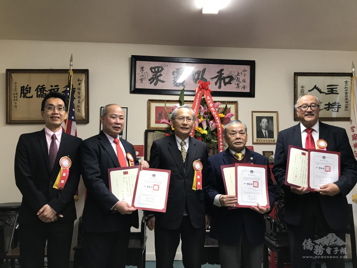 頒發賀狀及感謝狀，左至右：蘇上傑、余武良、賴銘琪、周達昌、余健全