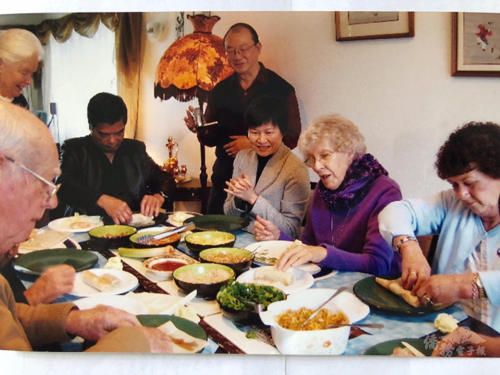 邀請紐西蘭友人到家裡學做潤餅