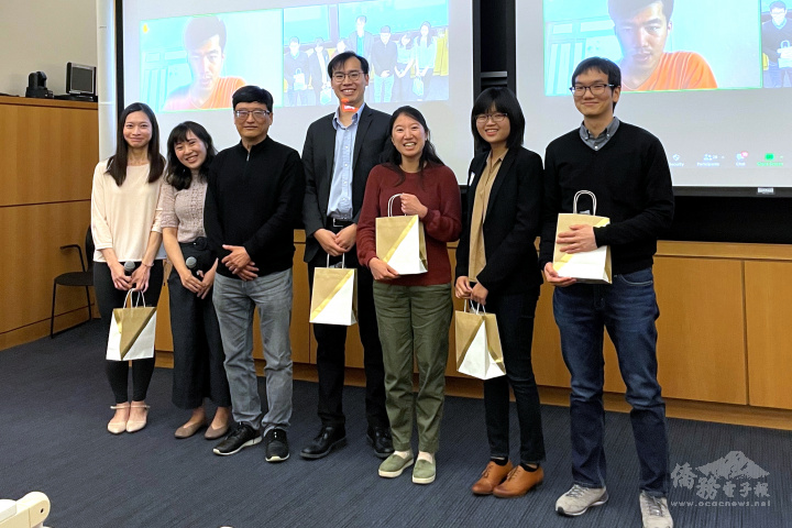 波士頓辦事處科技組組長謝水龍頒發紀念品給講者，左起為謝郁俐、許祐湉、崔相德，張新瑜、吳宛霓，毛元亨