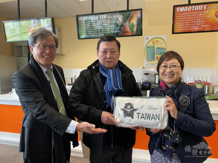 徐佳青致贈臺商賴明錦僑委會防疫贈品「愛心能量包」