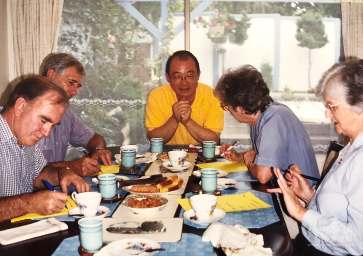 張光邦與洪潤娟邀請紐西蘭友人到家裡午茶學中文