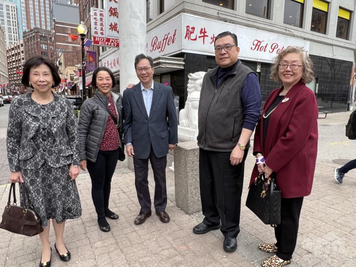 (左起) 波克萊臺灣商會理事暨波士頓僑務委員郭競儒、商會理事陳玉瑛、紐英崙中華公所主席雷國輝、波士頓僑務委員陳仕維與鍾佩玲夫婦