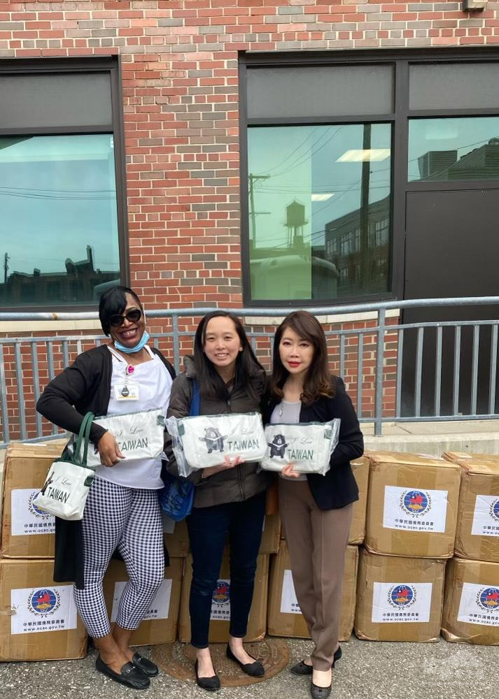 僑務委員盧曼菁(右)、密州州參議員張理(中)及PACE照護中心經理Sicily Baker(左)手持僑委會愛心能量包合影