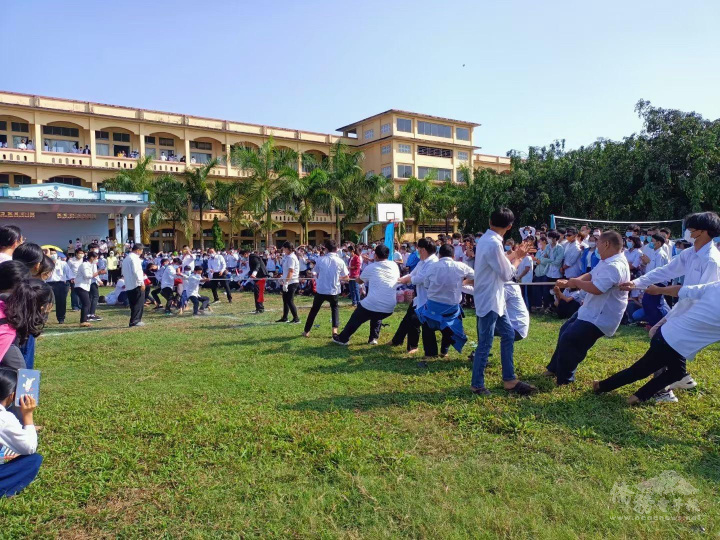 各年級學生代表分組比賽，慶祝佛曆新年潑水節