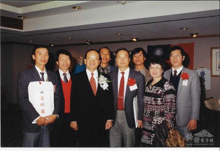 陳全木(左一)與奧克蘭僑團返臺拜會當年僑委會委員長蔣孝嚴(左三)