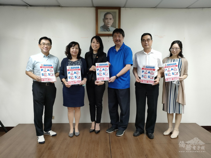 蔡懷強〈右3〉、李欣芬〈左3〉、林在良〈右2〉、林聖文〈左1〉與王映陽〈左2〉、劉桂瑛〈右1〉合影