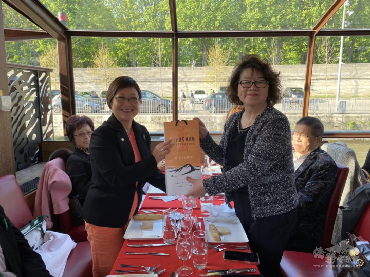 僑務委員會副委員長徐佳青（左）出席由法國臺灣商會會長鄭蓓斐僑務顧問（右）主辦的「法國臺灣商會臺商之夜」活動