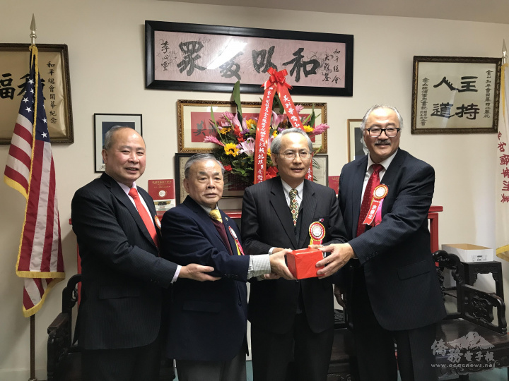 交接印信，左至右：副會長余武良、會長周達昌、處長賴銘琪、滿任會長余健全