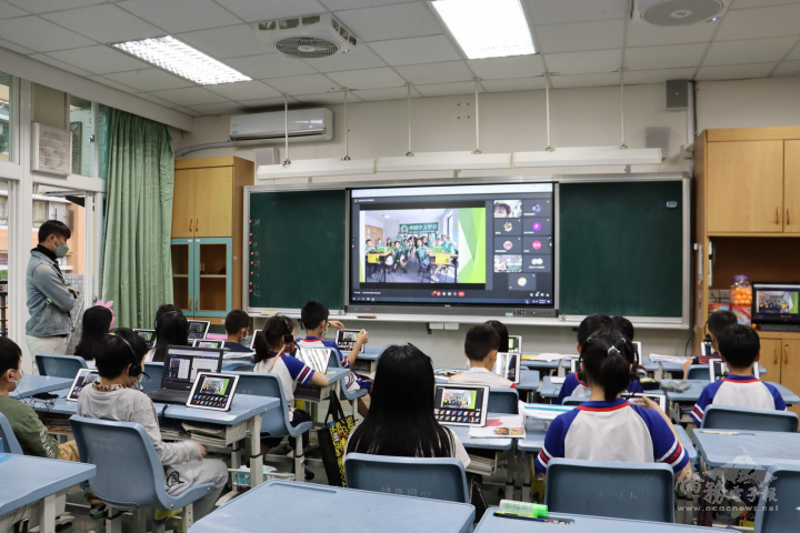 臺北巿健康國小師生在電腦教室上線，與英國華園中文學校學伴們相見歡