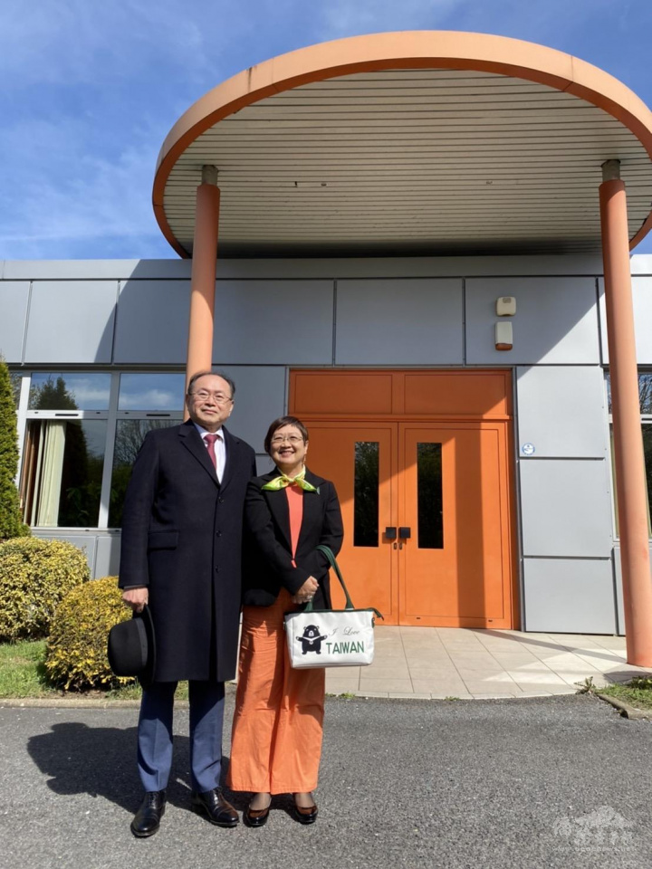 僑務委員會副委員長徐佳青（右）參訪法國僑臺商企業Victor France公司，與負責人世界臺灣商會聯合總會榮譽會長蔡國泰僑務諮詢委員(左)合照