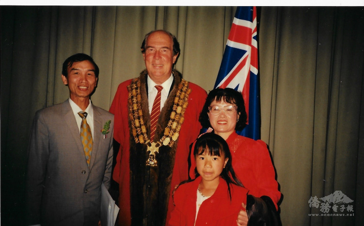 陳全木(左一)與1992年的奧克蘭市長Mr. Les Mills (左二)與奧克蘭市政廳合影